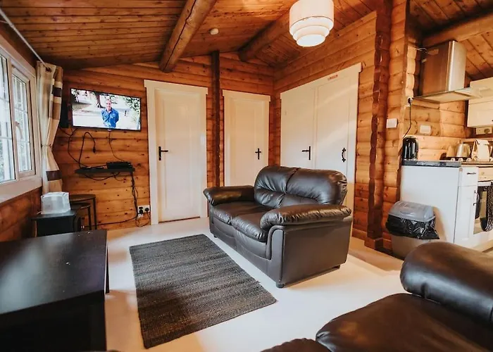 Rustic Log Cabin In Snowdonia - 2 Bedrooms & Parking