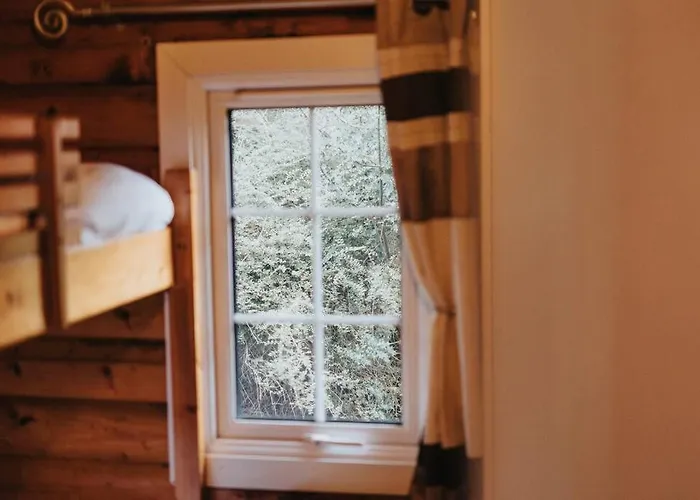 Rustic Log Cabin In Snowdonia - 2 Bedrooms & Parking
