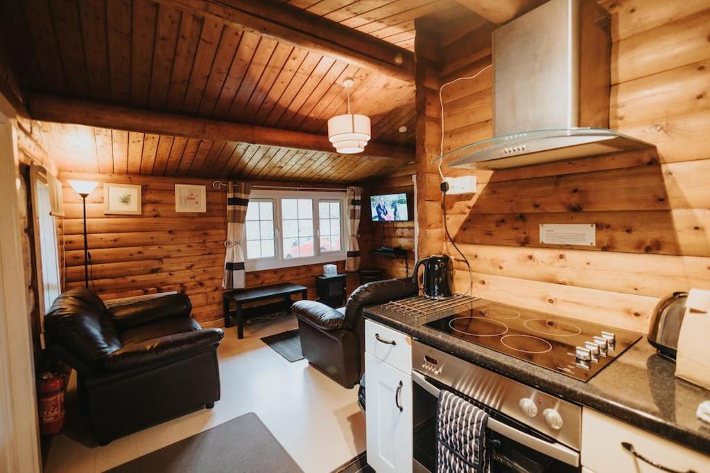 Rustic Log In Snowdonia - 2 Bedrooms & Parking Holiday home *
