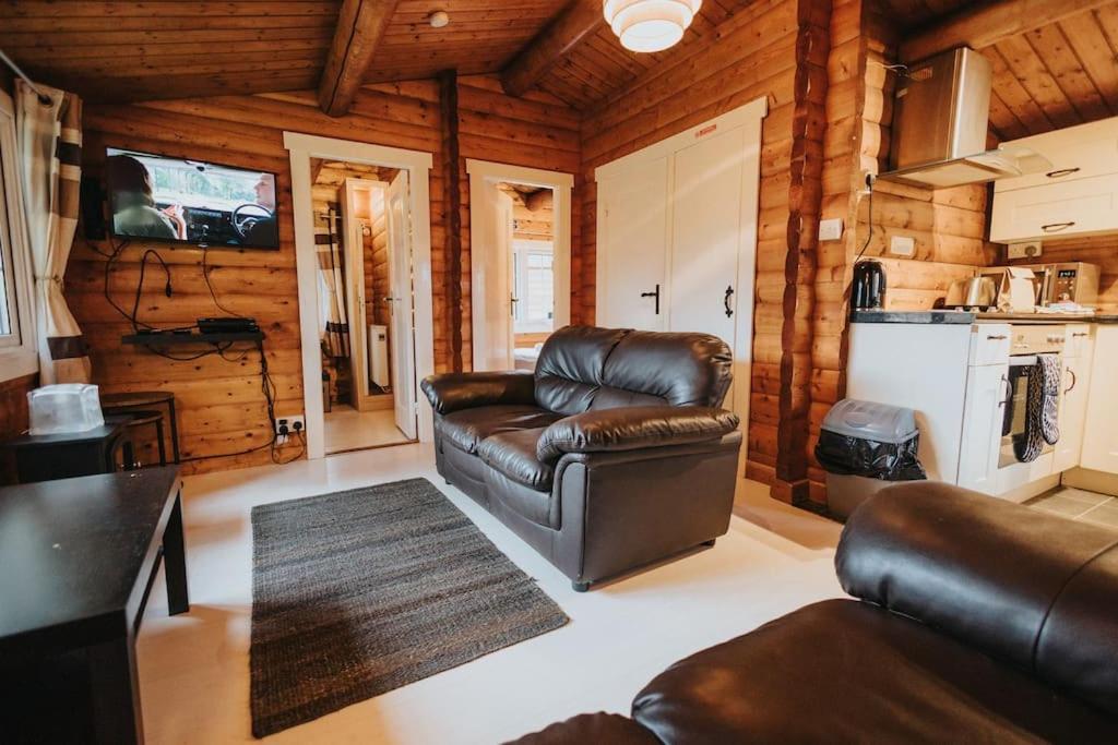 Rustic Log In Snowdonia - 2 Bedrooms & Parking Holiday home *