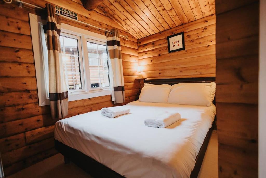 Rustic Log In Snowdonia - 2 Bedrooms & Parking * Ffestiniog