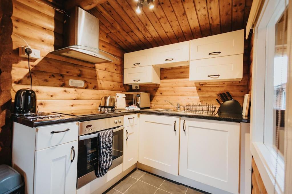 Rustic Log In Snowdonia - 2 Bedrooms & Parking *