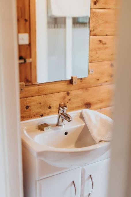 Rustic Log In Snowdonia - 2 Bedrooms & Parking * Ffestiniog