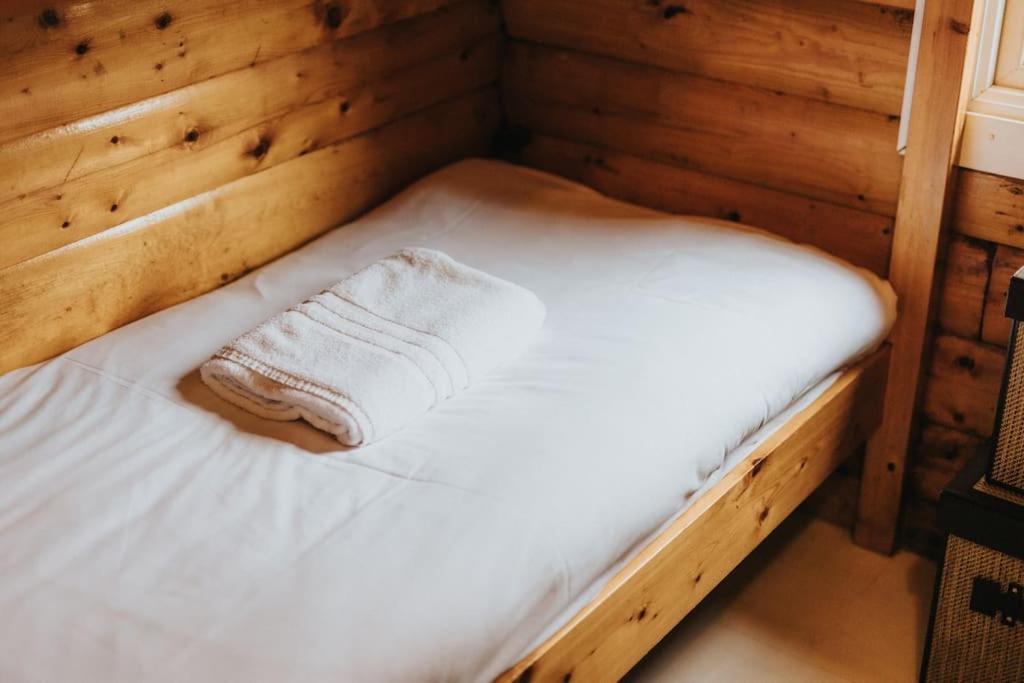 Rustic Log In Snowdonia - 2 Bedrooms & Parking Ffestiniog