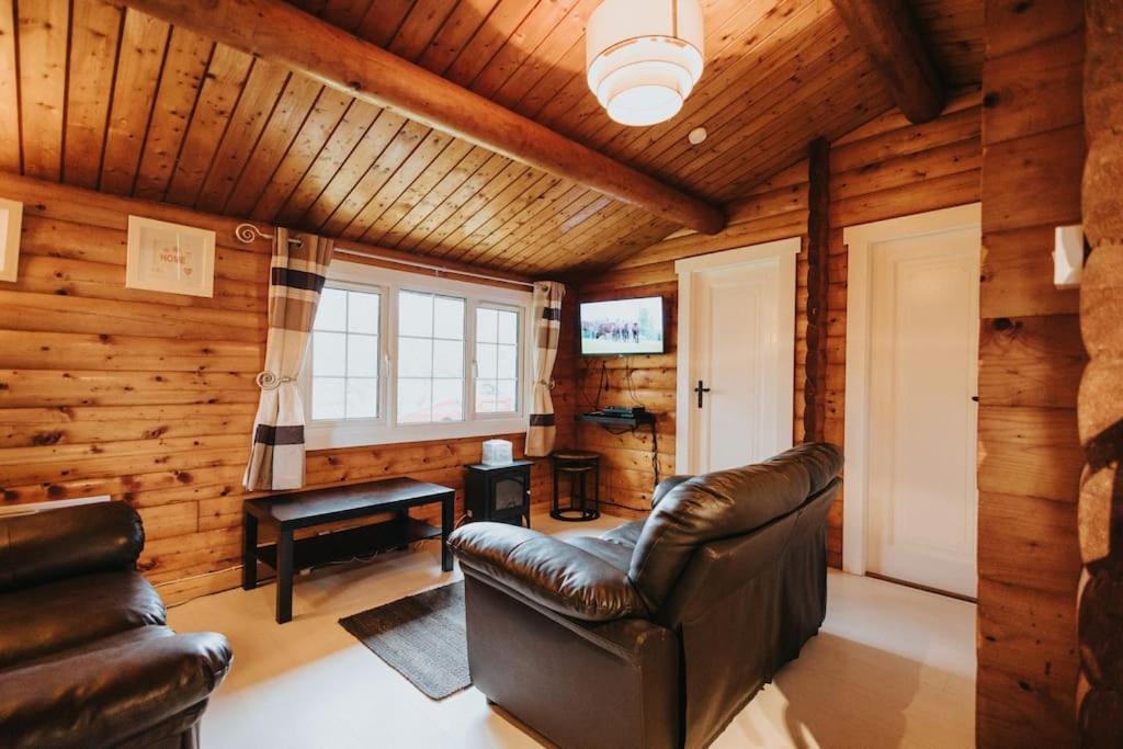 Rustic Log In Snowdonia - 2 Bedrooms & Parking Holiday home Ffestiniog