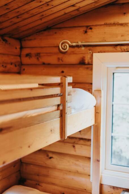 Rustic Log In Snowdonia - 2 Bedrooms & Parking Holiday home
