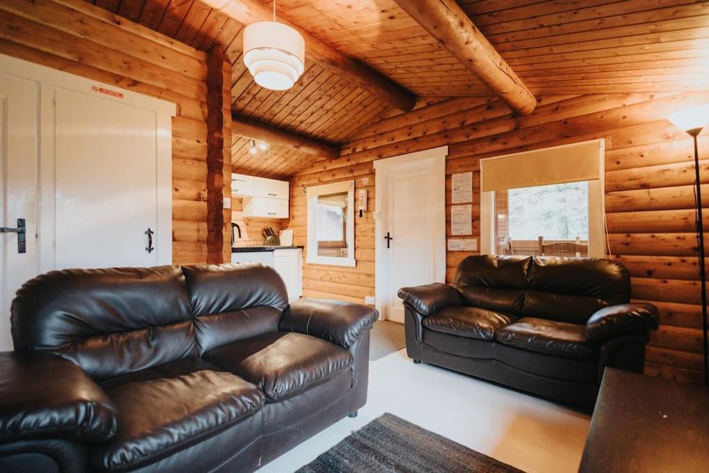 Rustic Log In Snowdonia - 2 Bedrooms & Parking Holiday home *