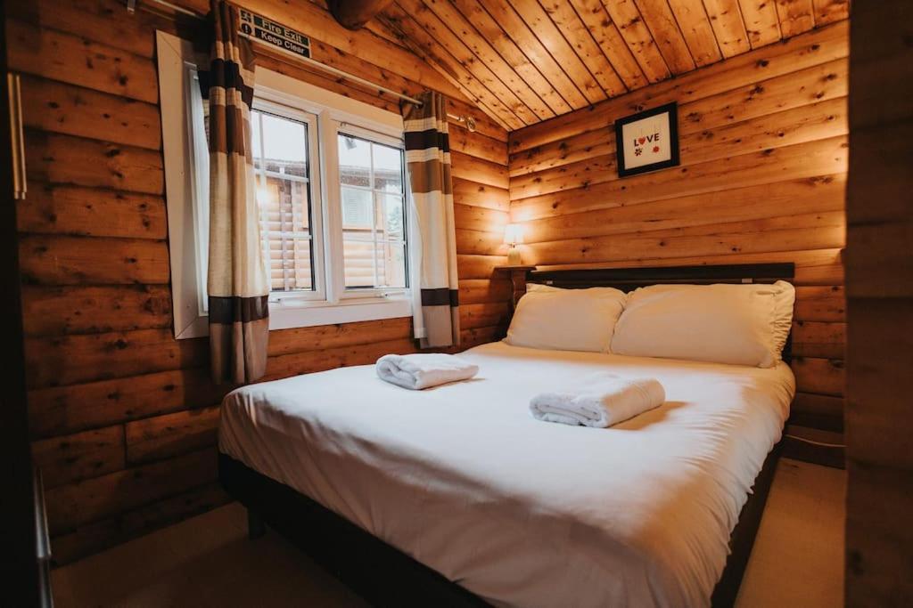 Rustic Log In Snowdonia - 2 Bedrooms & Parking Holiday home *